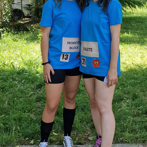 Magliette blu personalizzate con nome e numero per un torneo