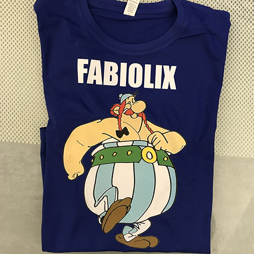 Maglietta blu con stampa a colori e nome Fabiolix