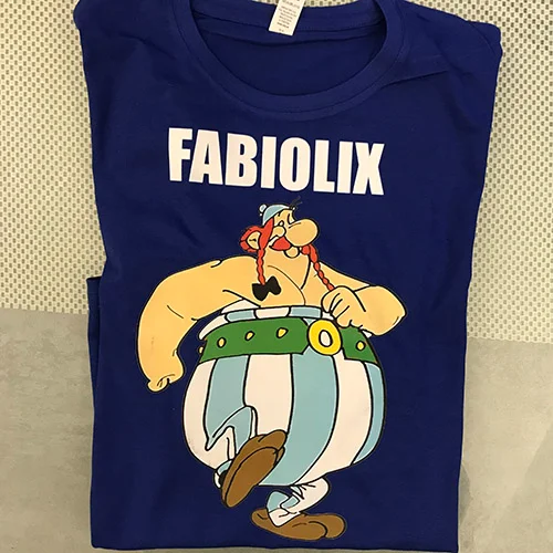 Maglietta blu con stampa a colori e nome Fabiolix