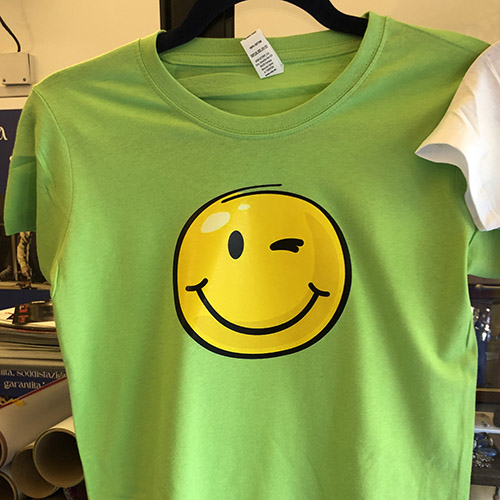 Maglietta verde con smiley giallo stampato