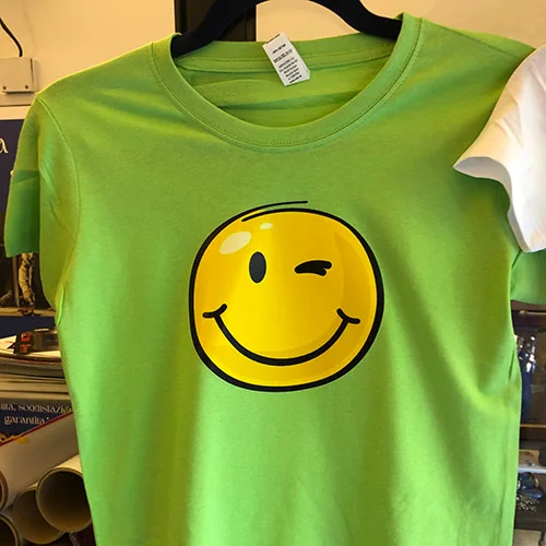 Maglietta verde con smiley giallo stampato