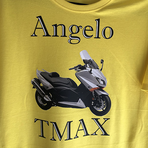 Maglietta gialla con la stampa di uno scooter TMAX e il nome Angelo