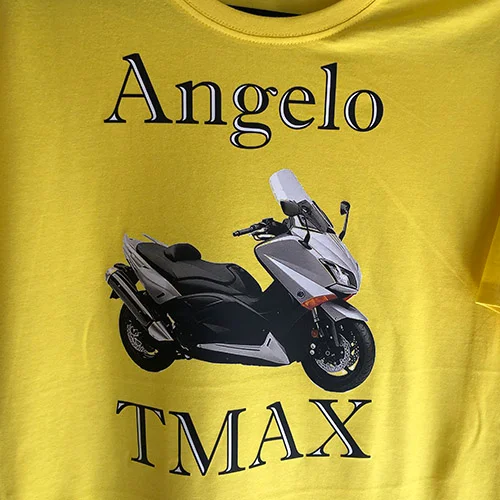 Maglietta gialla con la stampa di uno scooter TMAX e il nome Angelo