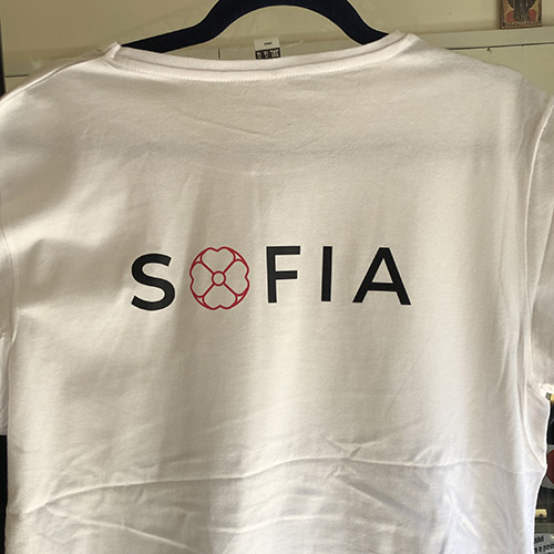 Retro di maglietta bianca con logo Sofia stampato grande