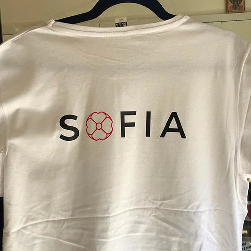 Retro di maglietta bianca con logo Sofia stampato grande