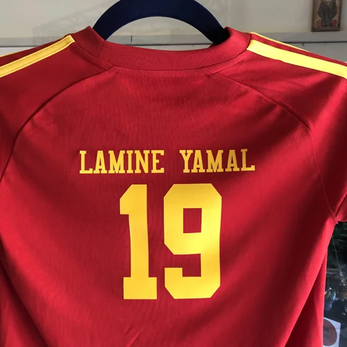Maglia sportiva rossa con nome e numero stampati in giallo sul retro