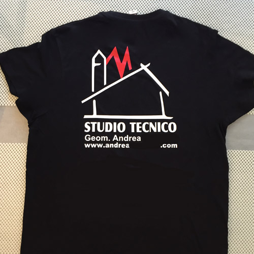 Maglietta nera con logo bianco e rosso di uno studio tecnico stampato sul retro