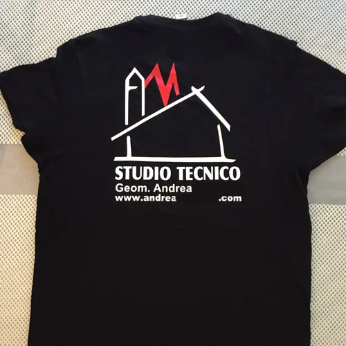 Maglietta nera con logo bianco e rosso di uno studio tecnico stampato sul retro