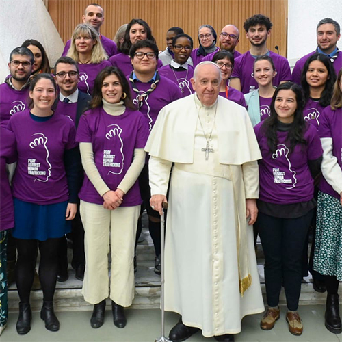 Gruppo con magliette viola Pray Against Human Trafficking in udienza da Papa Francesco