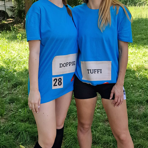 Due magliette blu con stampe personalizzate diverse