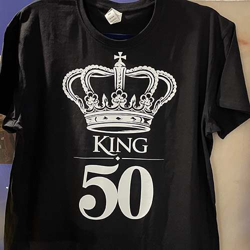 Maglietta nera con corona e scritta King 50 per un compleanno
