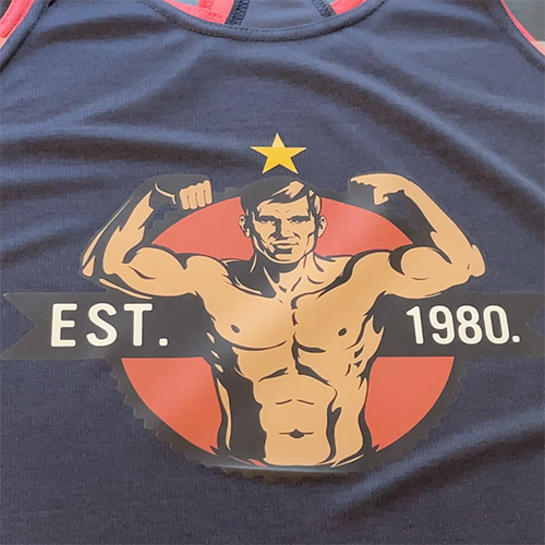 Canotta sportiva blu con stampa di un atleta e la scritta Est. 1980