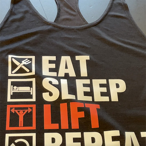 Canotta nera con scritta Eat Sleep Lift Repeat in pellicola beige e arancione