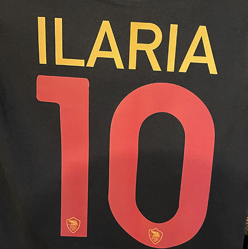Maglia sportiva nera con nome e numero 10 stampati in giallo e rosso