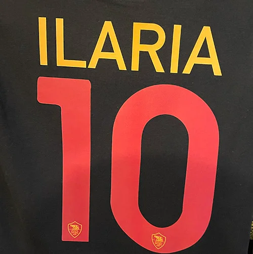 Maglia sportiva nera con nome e numero 10 stampati in giallo e rosso