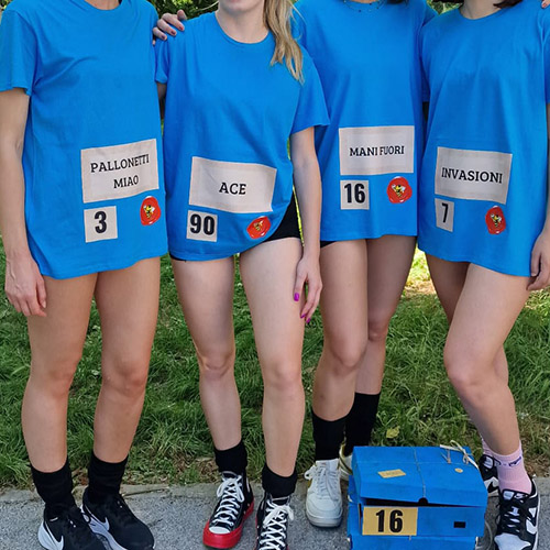 Gruppo di quattro persone con magliette blu personalizzate