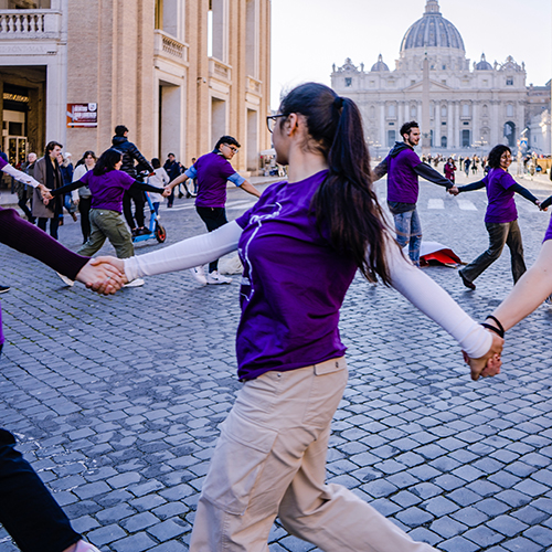 Magliette viola Pray Against Human Trafficking in piazza San Pietro