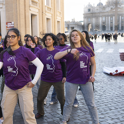 Volontarie con magliette viola stampate per la campagna Pray Against Human Trafficking