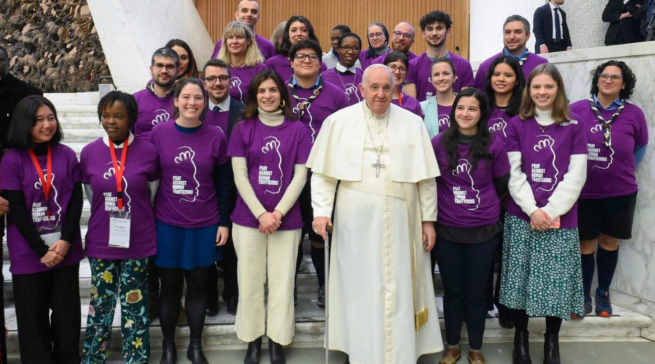 Gruppo in udienza da Papa Francesco con le magliette Pray Against Human Trafficking stampate da noi
